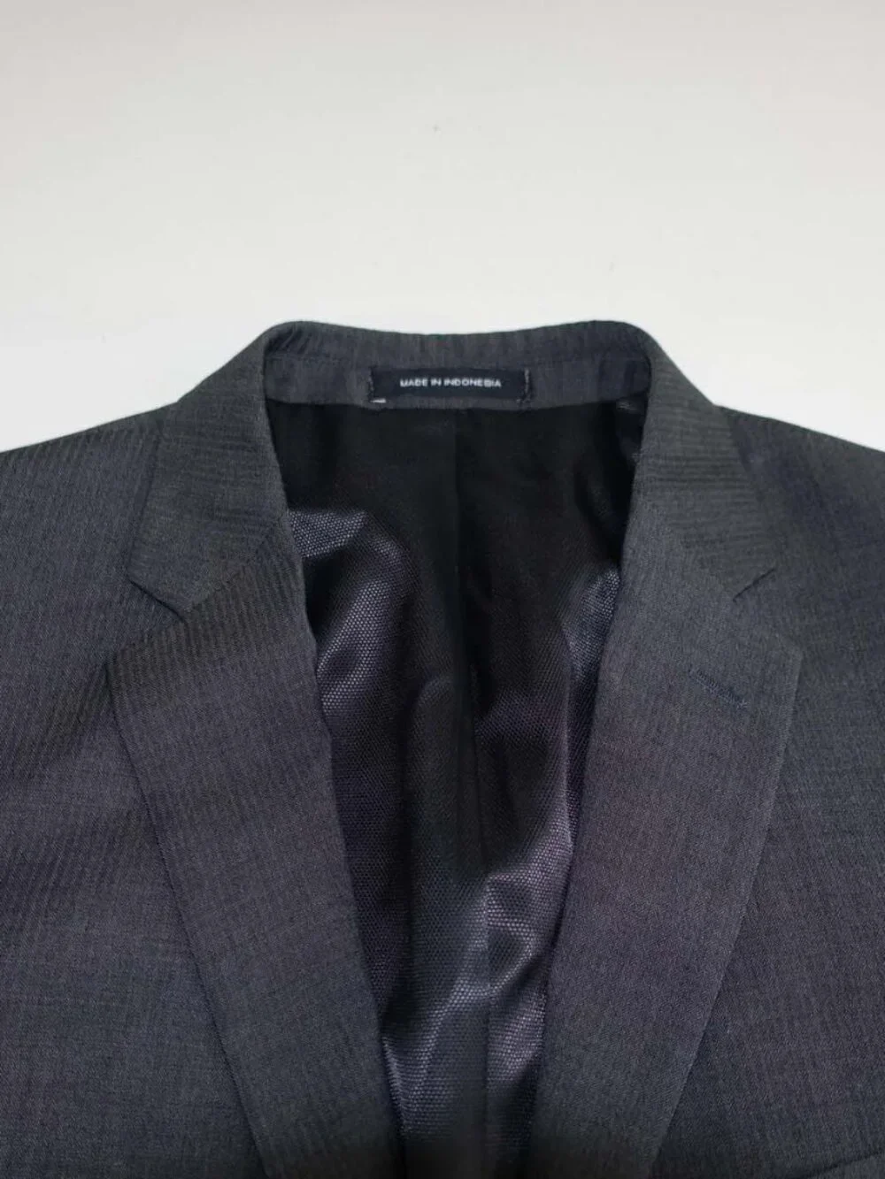 Kenneth Cole Men's Slim Fit 2 Button Suit Size 44 Short 38 x 28.5 Charcoal Gray